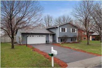 9124 Goldenrod Ln N in Maple Grove, MN - Foto de edificio - Building Photo