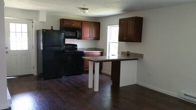 10 Sutton Rd in Millbury, MA - Building Photo - Building Photo