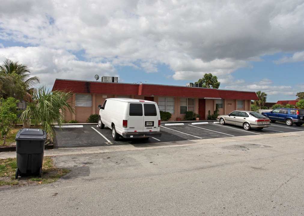 7750 SW 10th St in Pompano Beach, FL - Building Photo