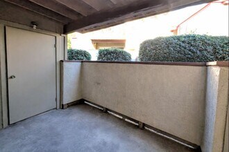 5462 Adobe Falls Rd in San Diego, CA - Foto de edificio - Building Photo