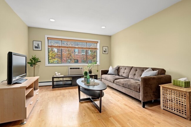 41 Walnut St, Unit 5 in Waltham, MA - Building Photo - Building Photo