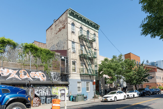 679 Lorimer Street in Brooklyn, NY - Foto de edificio - Building Photo