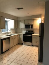 2082 Valley Dr in Dunedin, FL - Building Photo - Building Photo