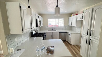 2851 S Valley View Blvd in Las Vegas, NV - Building Photo - Building Photo