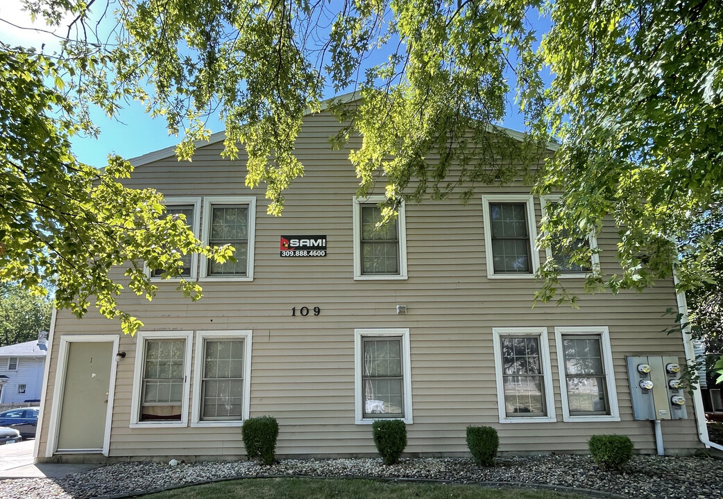 109 E Locust St in Normal, IL - Building Photo