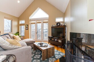 928 N Wood St, Unit 3 in Chicago, IL - Building Photo - Building Photo
