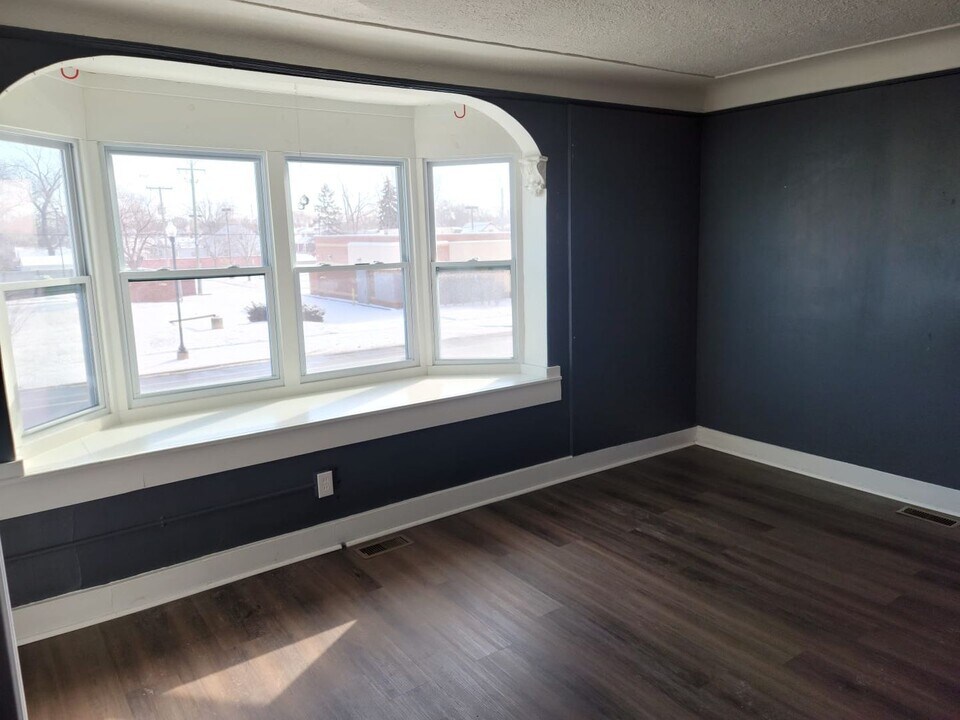 22643 Van Dyke Ave in Warren, MI - Building Photo