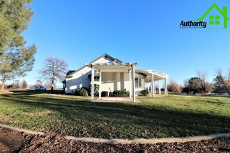 21789 Seven Lakes Ln in Redding, CA - Building Photo - Building Photo