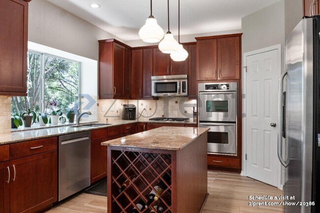 1406 Dapplegrey Ln in Austin, TX - Foto de edificio - Building Photo