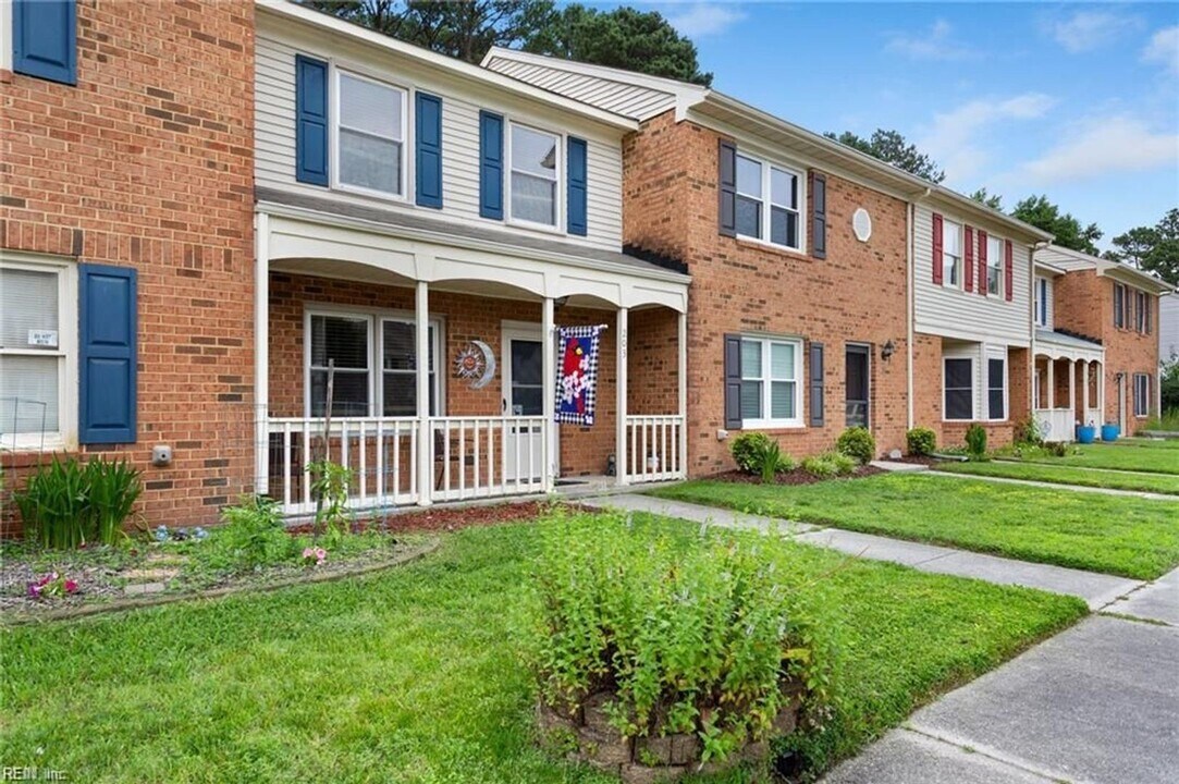 203 Choisy Crescent in Yorktown, VA - Building Photo