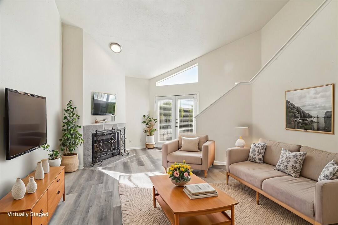 10855 Meadowglen Ln in Houston, TX - Building Photo