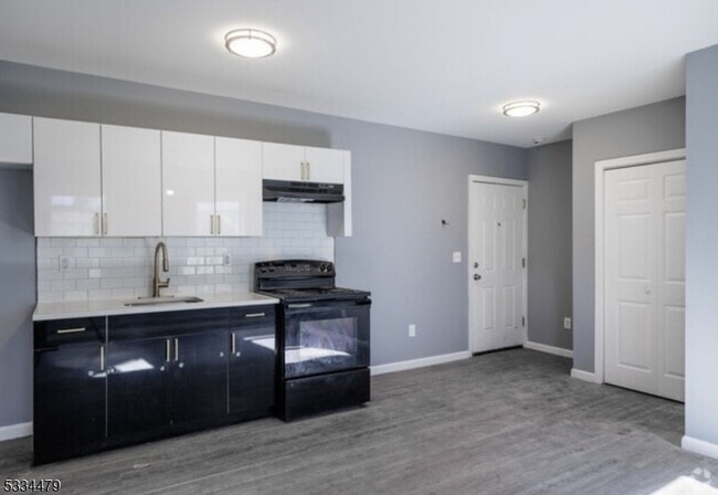 52 Essex St, Unit 1 in Paterson, NJ - Building Photo - Building Photo