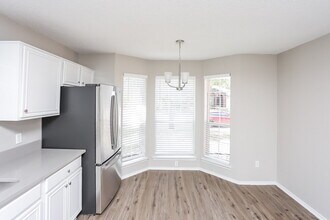 2213 Whispering Wind St in Fort Worth, TX - Foto de edificio - Building Photo