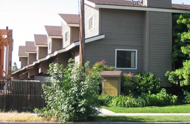 The Waltonia Townhouse Apartments in Montrose, CA - Building Photo - Building Photo