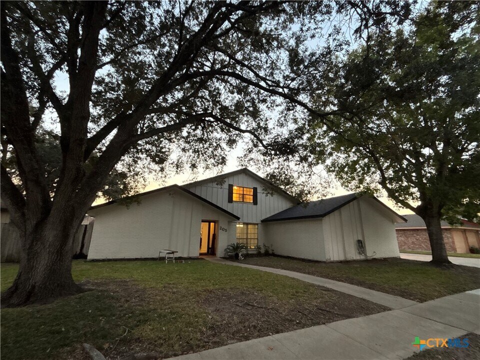 205 Magdalena Dr in Victoria, TX - Building Photo