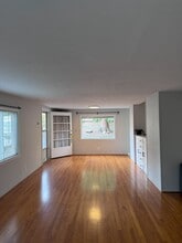 4509 SW Taylors Ferry Rd, Unit Unit A in Portland, OR - Foto de edificio - Building Photo