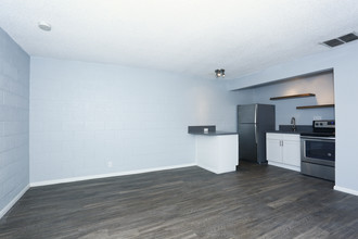 Rebel House Apartments in Las Vegas, NV - Building Photo - Interior Photo