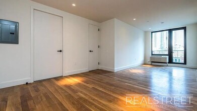 Sunny Studio in Downtown Brooklyn. in Brooklyn, NY - Foto de edificio - Building Photo