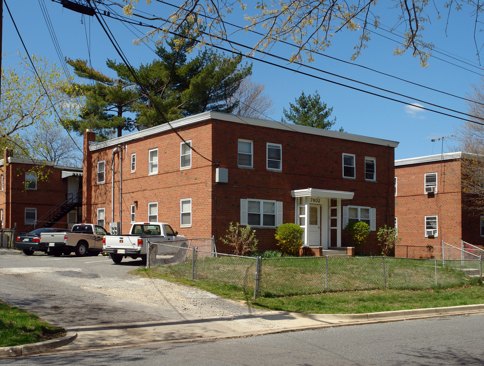 7802 Kennewick Ave in Takoma Park, MD - Foto de edificio