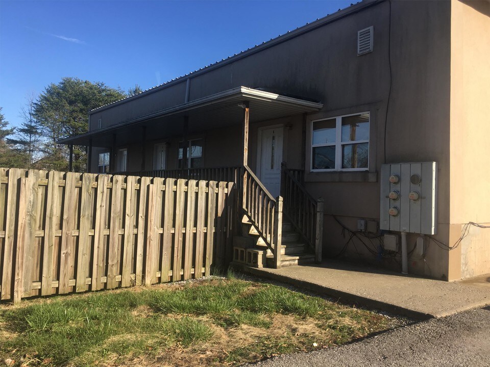 110 Estes Dr-Unit -1 in Hurricane, WV - Building Photo