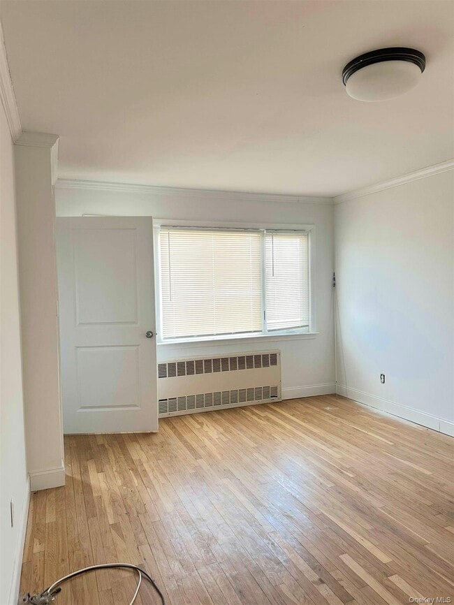 110 Evergreen Ave in Lynbrook, NY - Building Photo - Building Photo