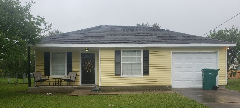 1702 N 8th St in Orange, TX - Foto de edificio