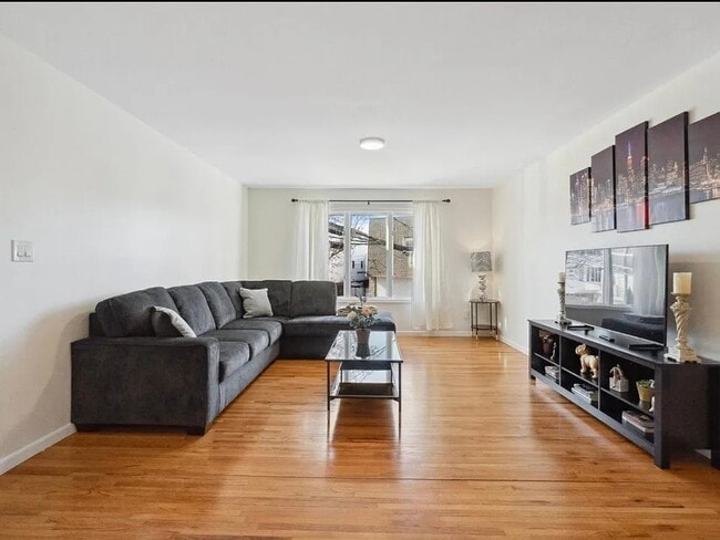 42 Van Buren St, Unit 1 in Newark, NJ - Foto de edificio - Building Photo