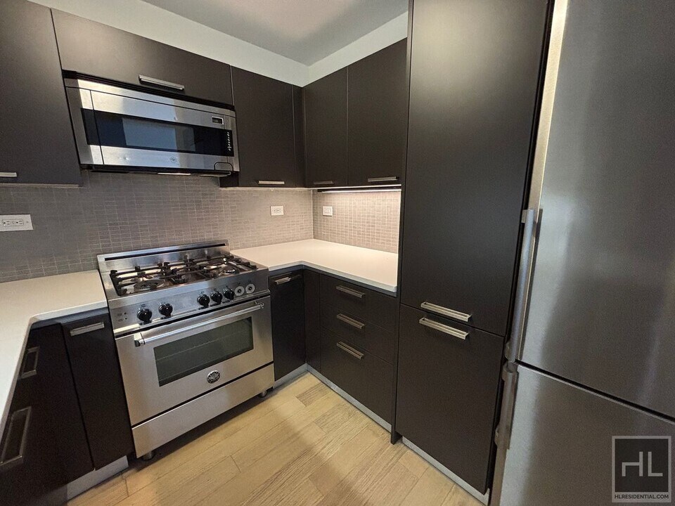 East 39th Street in New York, NY - Building Photo