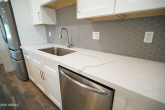 8608 E Highland Ave in Scottsdale, AZ - Building Photo - Building Photo