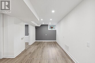 129 Oak Park Ave in Toronto, ON - Building Photo - Building Photo