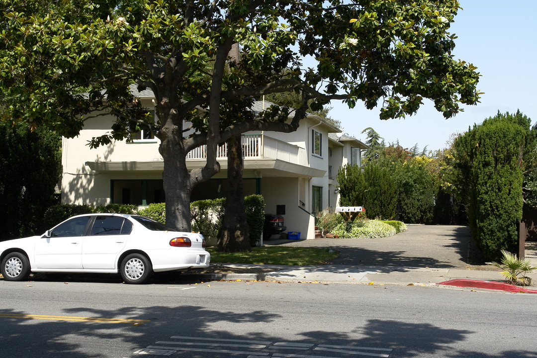 702 Oak Grove Ave in Menlo Park, CA - Building Photo