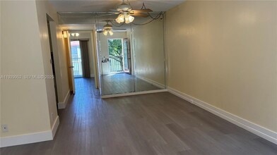 200 SW 132nd Way in Pembroke Pines, FL - Foto de edificio - Building Photo