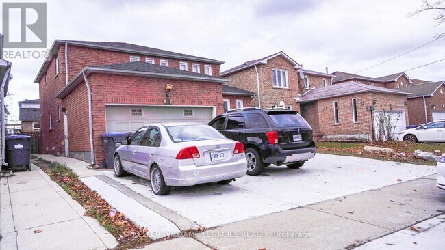 16 Duggan Dr in Brampton, ON - Building Photo - Building Photo
