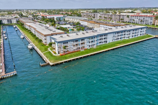 100 Shore Ct in North Palm Beach, FL - Building Photo - Building Photo