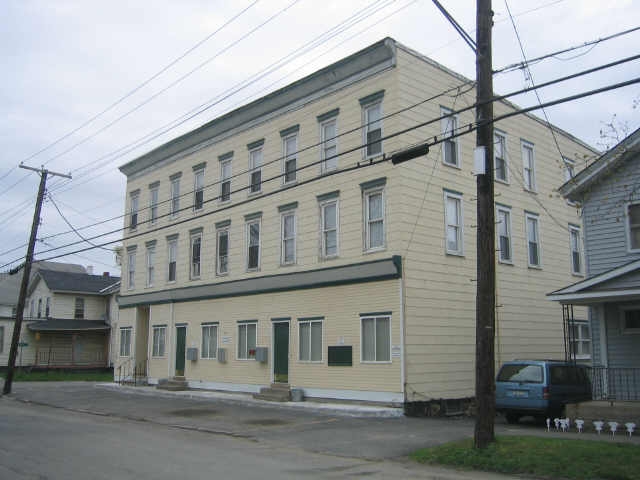 111-117 Geneva St in Lyons, NY - Foto de edificio - Building Photo