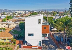 6077 Hargis St in Los Angeles, CA - Building Photo