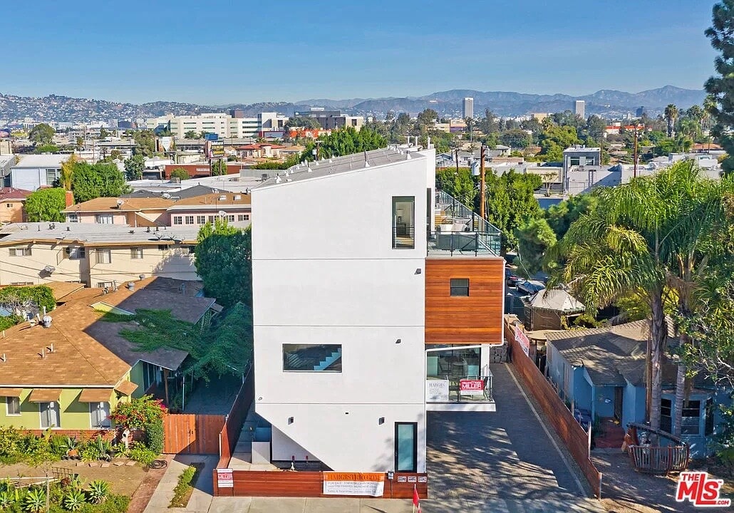 6077 Hargis St in Los Angeles, CA - Foto de edificio