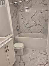 16 Lytham Grn Cir in Newmarket, ON - Building Photo - Building Photo