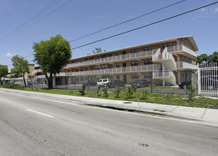 Silverado Apartments in Miami, FL - Building Photo - Building Photo