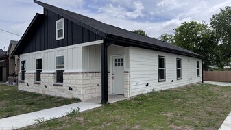 2225 College St in Greenville, TX - Building Photo