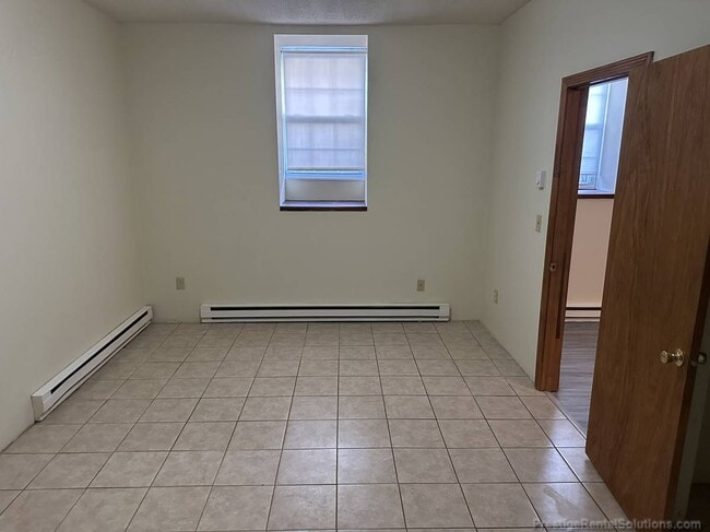 21 Willow St, Unit 2 in Fitchburg, MA - Foto de edificio - Building Photo