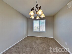 5924 S Ukraine St in Aurora, CO - Foto de edificio - Building Photo