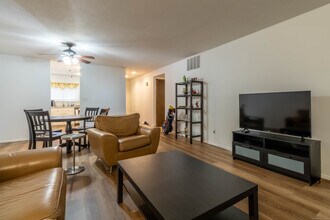22 Webster Ct in Newington, CT - Building Photo - Building Photo