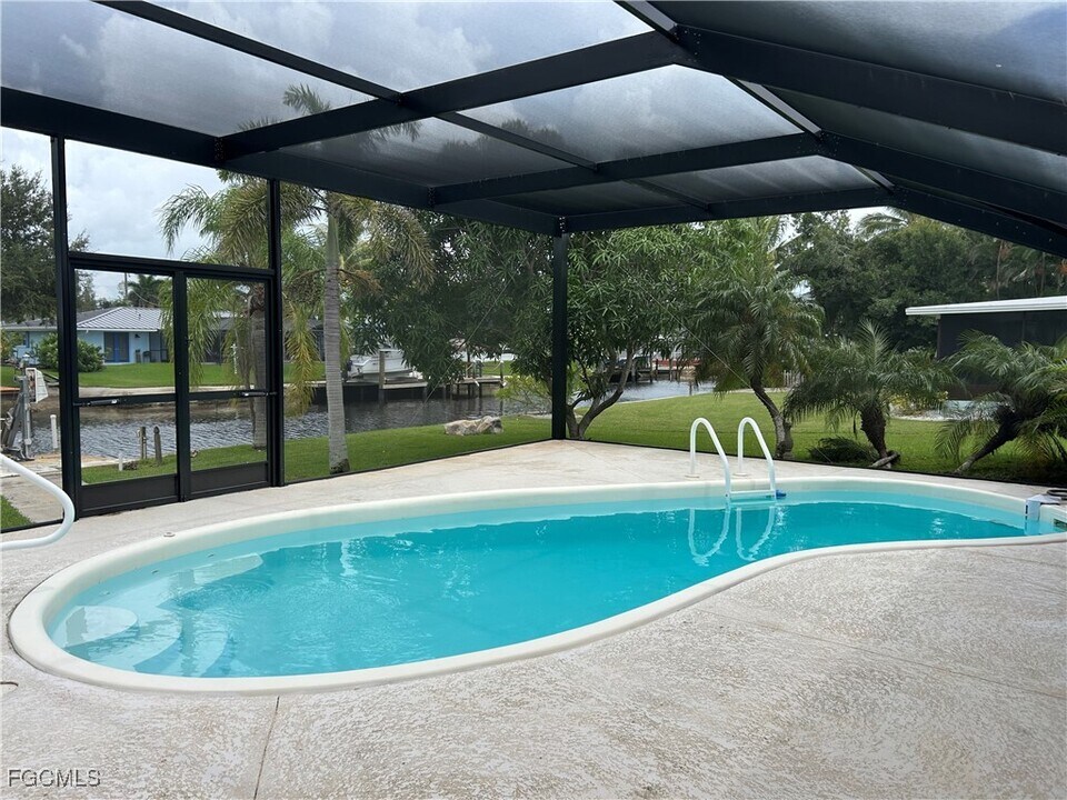 6128 Cocos Dr in Ft. Myers, FL - Foto de edificio
