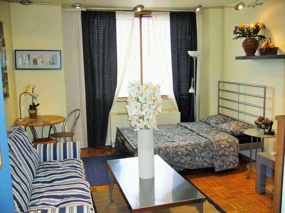 393 W 49th St in New York, NY - Building Photo