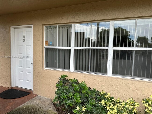 8540 NW 6th Ln in Miami, FL - Foto de edificio - Building Photo