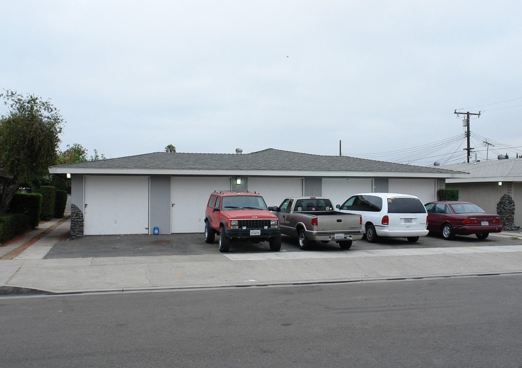 2000-2006 E Palmyra Ave in Orange, CA - Building Photo