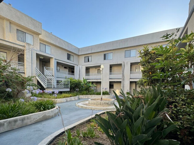 550 West Stocker Street Apartments