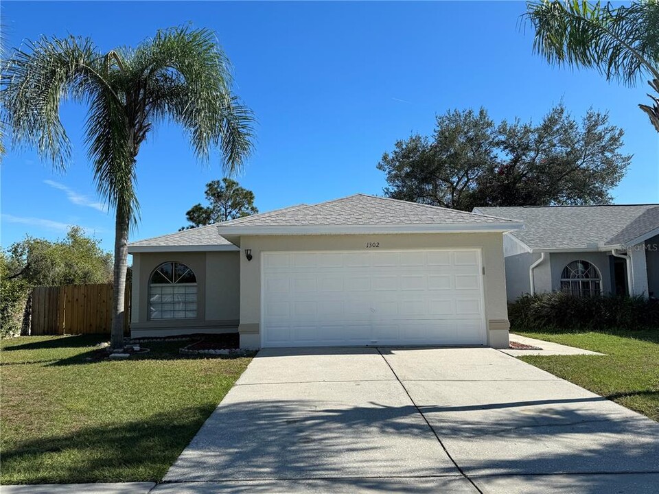 1302 Mohrlake Dr in Brandon, FL - Building Photo