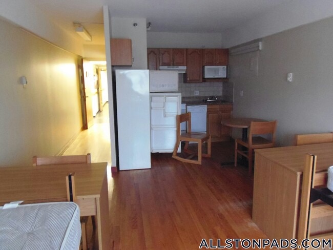 1110 Commonwealth Ave in Boston, MA - Building Photo - Building Photo